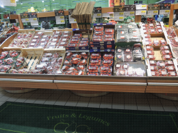 Présentation de l'offre fraise et fruits rouges sur l'étal d'un supermarché